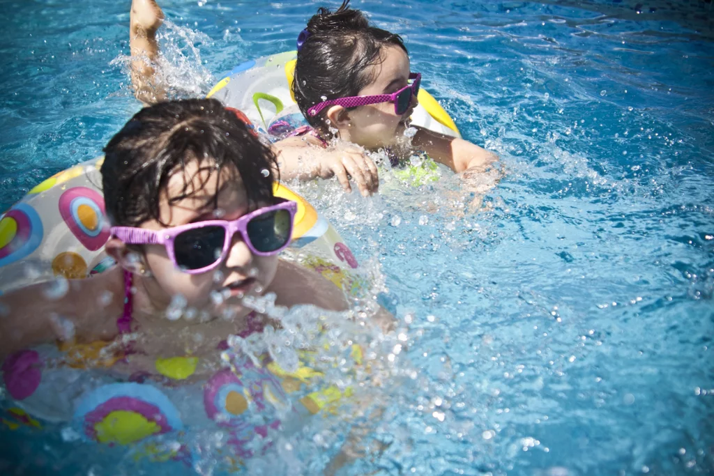 Família feliz aproveitando a piscina segura com crianças